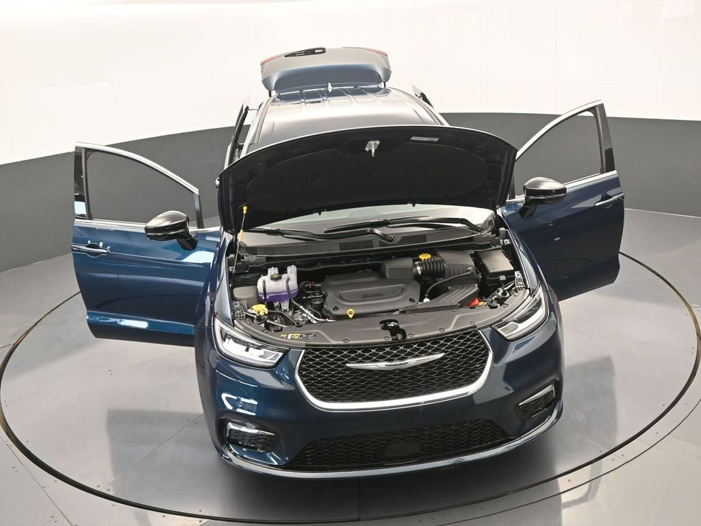 Used 2025 Chrysler Pacifica Select image 65