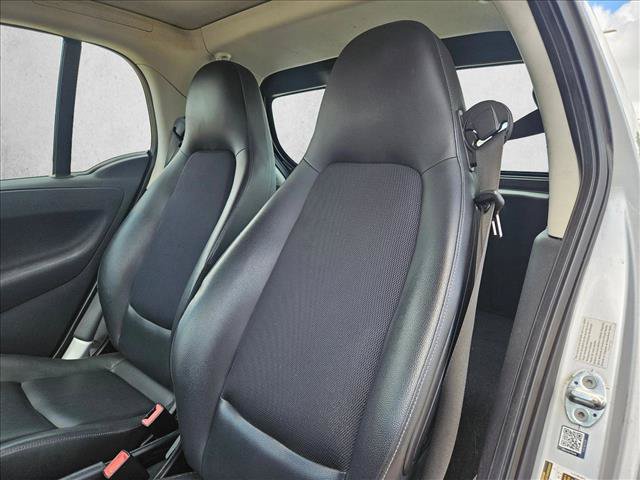 Used 2015 smart fortwo passion RWD image 12