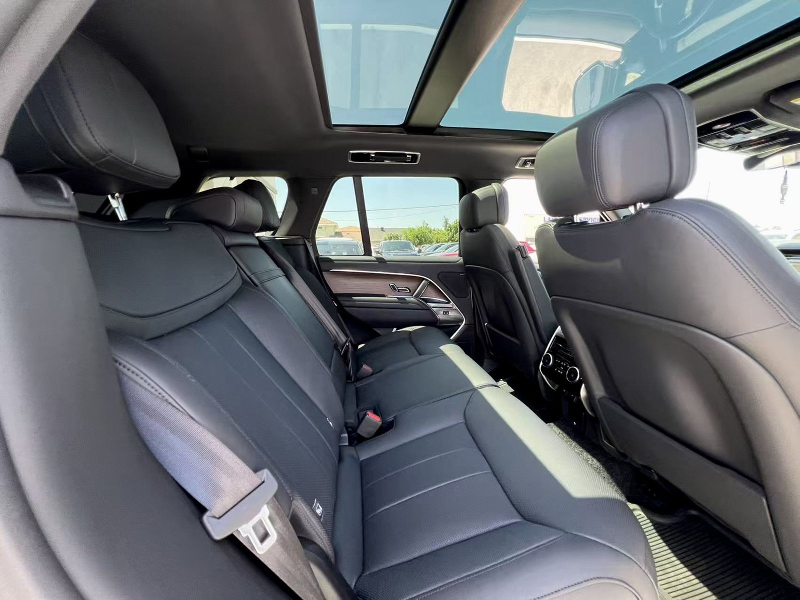 Used 2024 Land Rover Range Rover SE AWD/4WD image 9