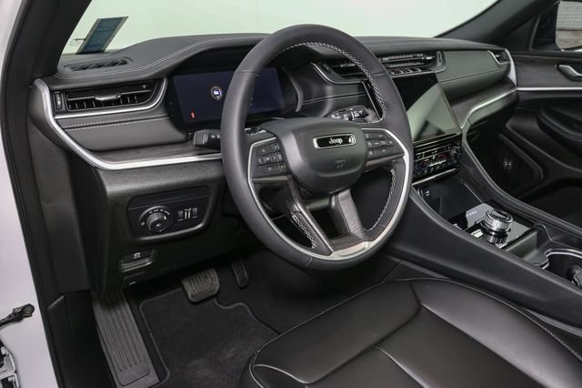 Used 2025 Jeep Grand Cherokee Limited AWD/4WD image 21