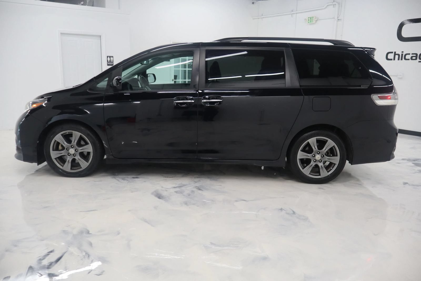 Used 2017 Toyota Sienna SE Premium FWD image 5