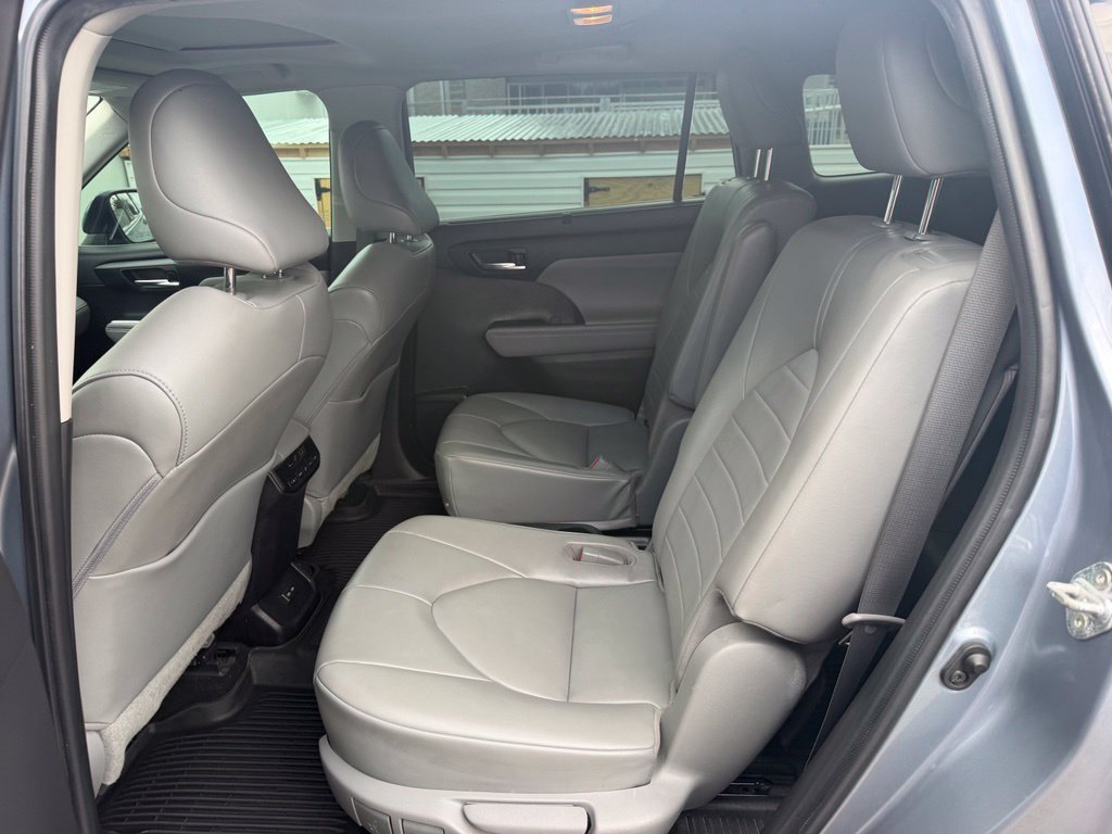 Used 2022 Toyota Highlander XLE FWD image 16