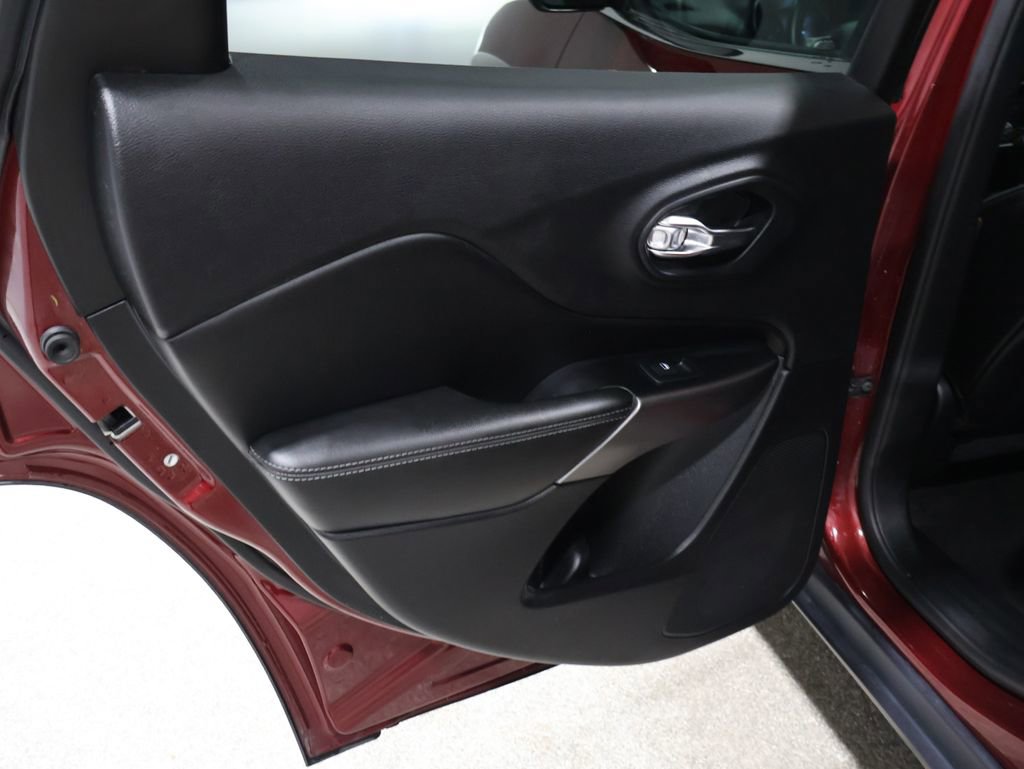 Used 2019 Jeep Cherokee Limited image 19