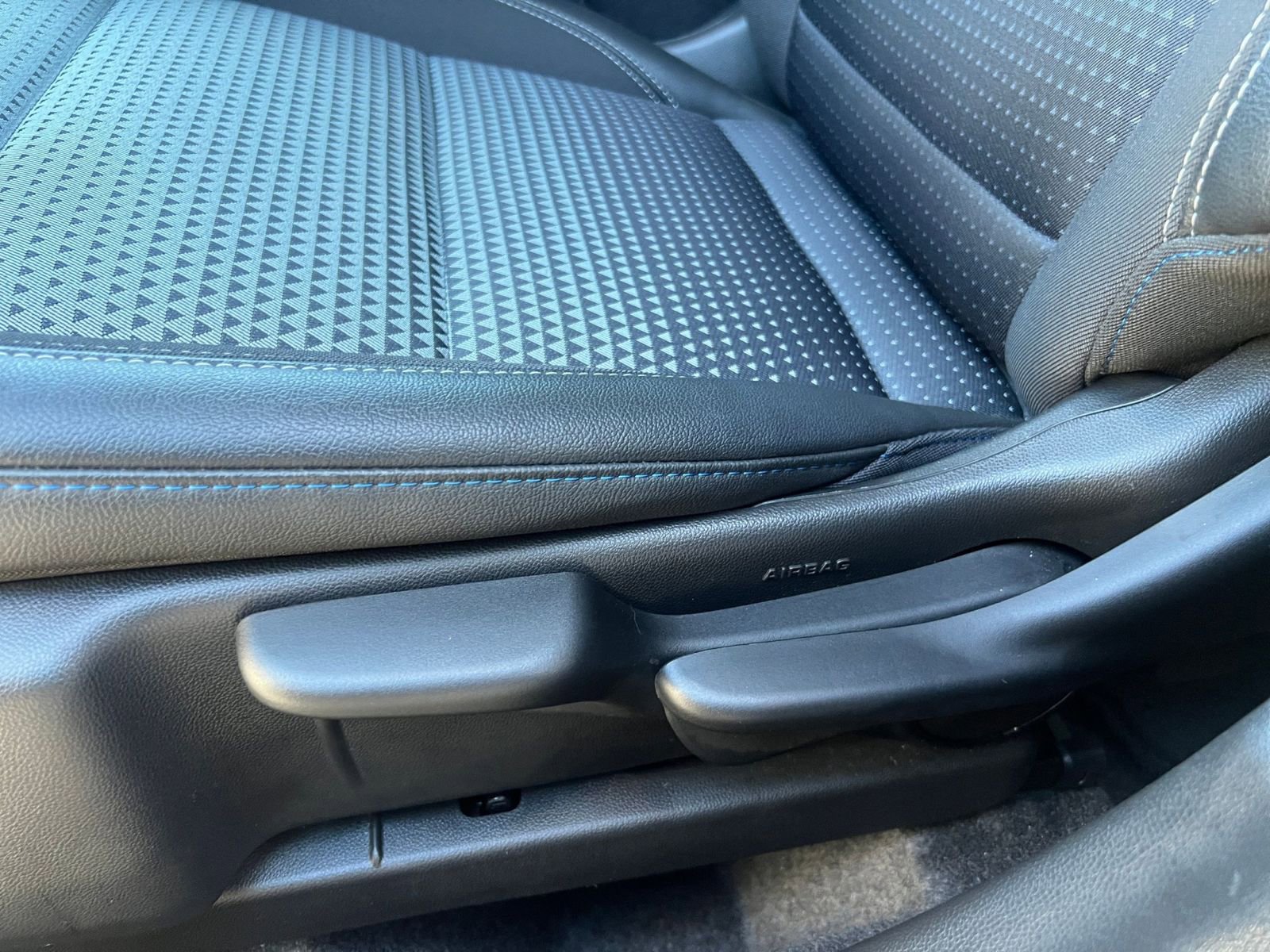 Used 2025 Chevrolet Trax LT w/ LT Convenience Package image 23