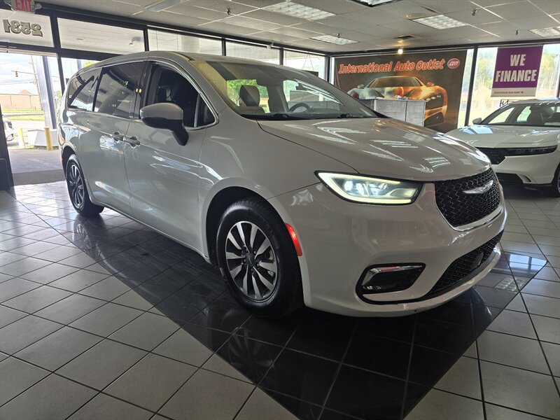 Used 2023 Chrysler Pacifica Touring-L FWD image 3