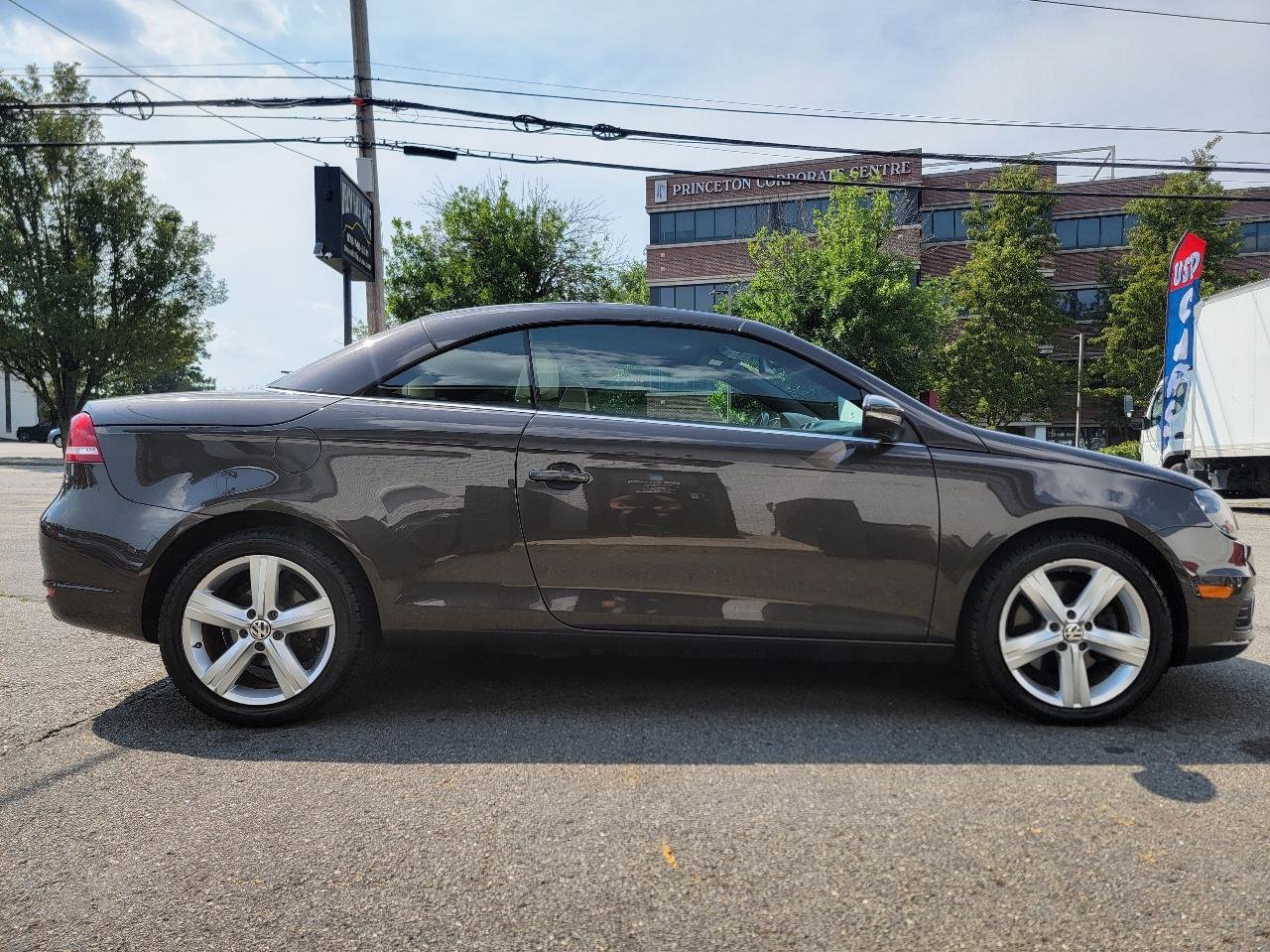 Used 2012 Volkswagen Eos Lux FWD image 12