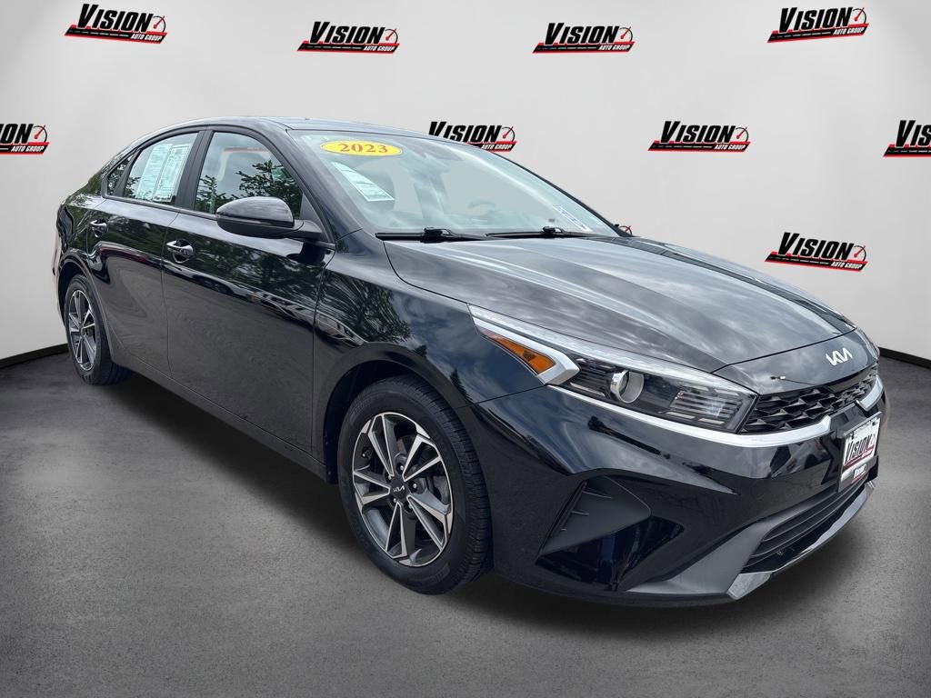 Used 2023 Kia Forte LXS w/ LXS Technology Package FWD image 3