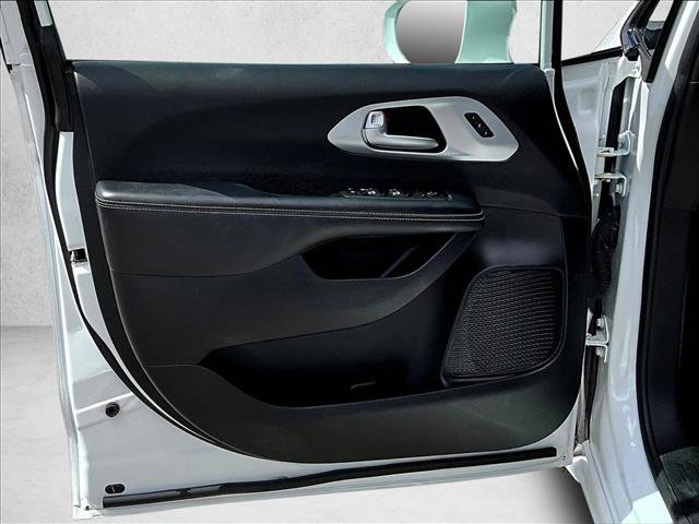 Used 2020 Chrysler Pacifica Touring-L Plus w/ Advanced Safetytec Group FWD image 17