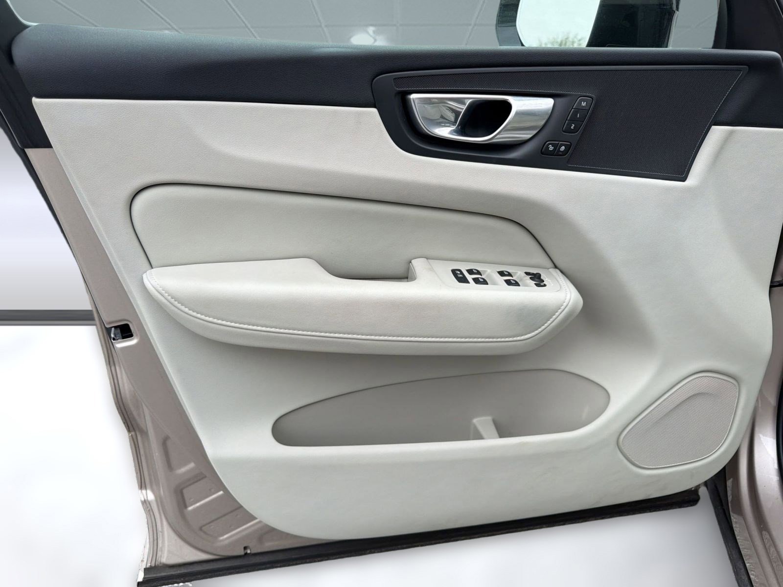 Certified 2024 Volvo XC60 B5 Plus w/ Climate Package image 23