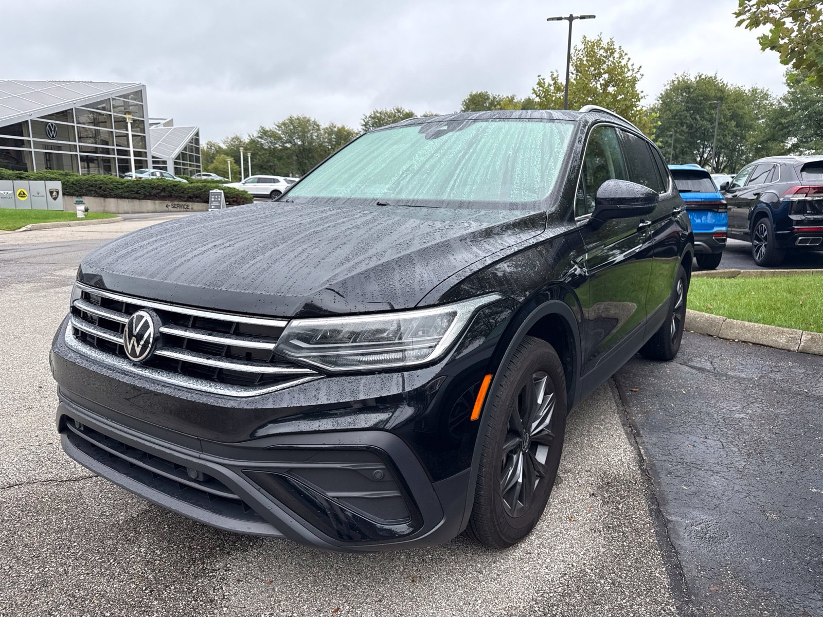 Used 2023 Volkswagen Tiguan SE w/ Panoramic Sunroof Package AWD/4WD image 1