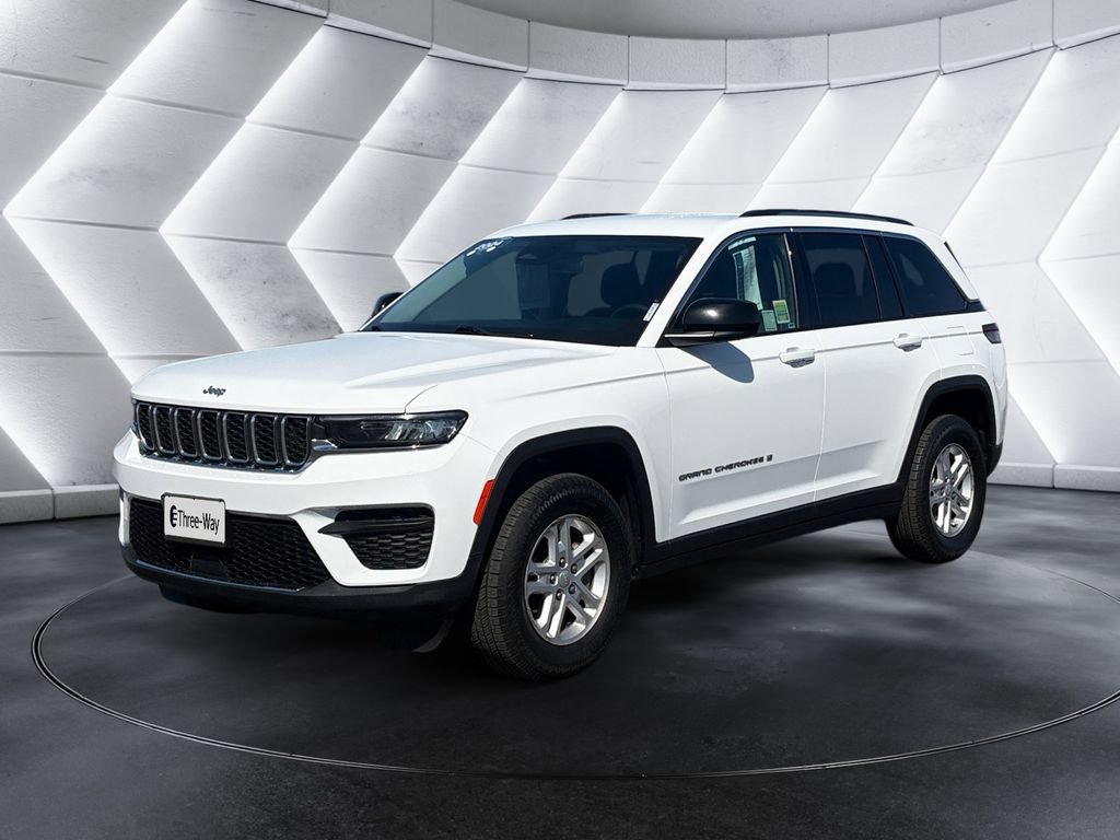 Used 2024 Jeep Grand Cherokee Laredo RWD image 1
