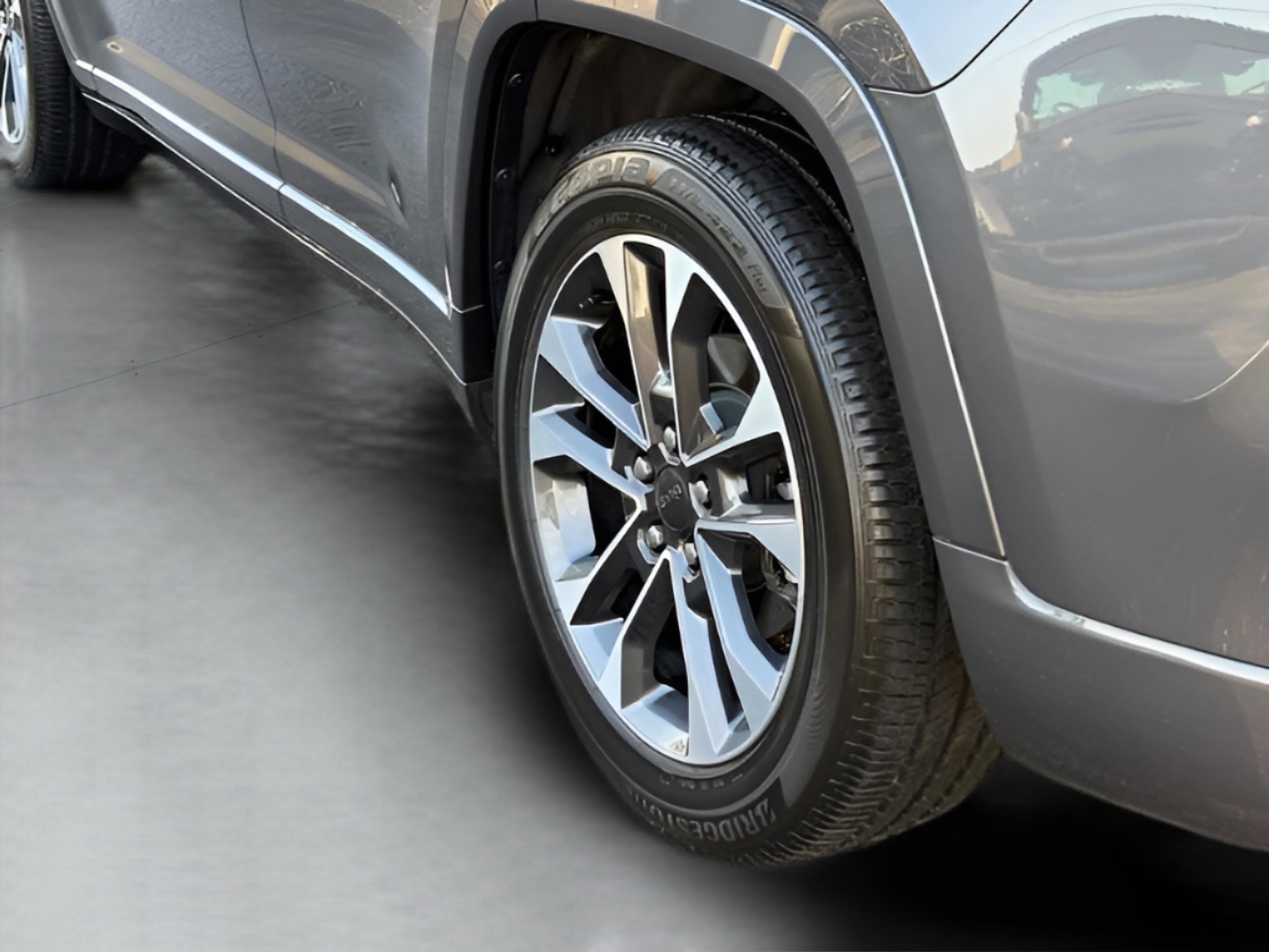 Certified 2025 Jeep Grand Cherokee Overland w/ Luxury Tech Group IV image 33