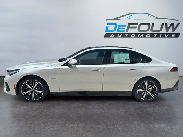 New 2026 BMW 550e xDrive image 19
