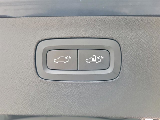 Used 2023 Volvo XC90 B5 Core image 9