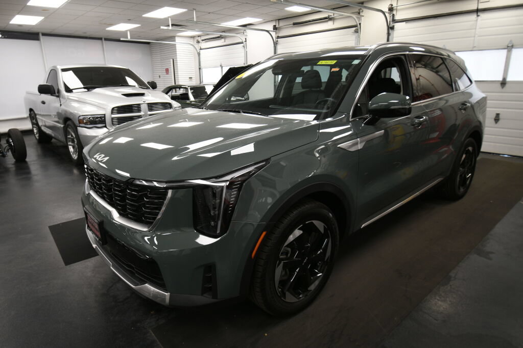 Used 2025 Kia Sorento EX AWD/4WD image 4