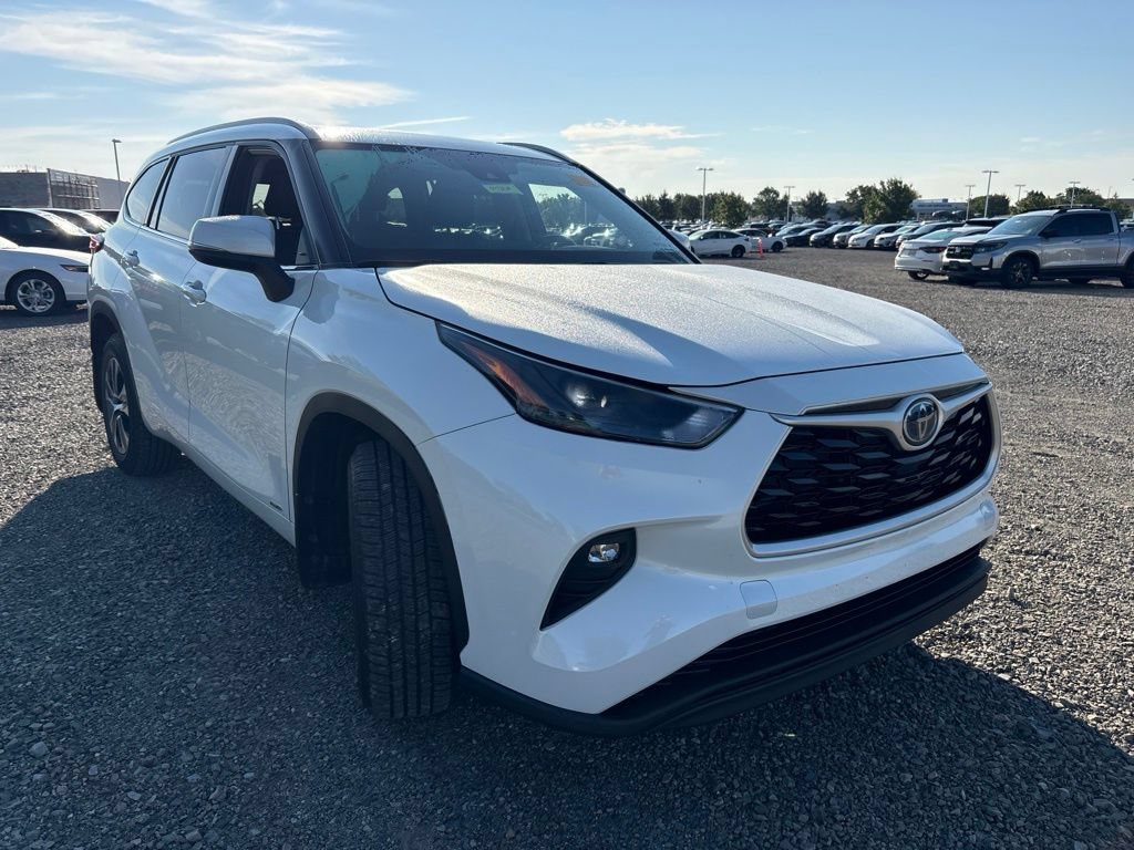 Used 2022 Toyota Highlander XLE AWD/4WD image 13