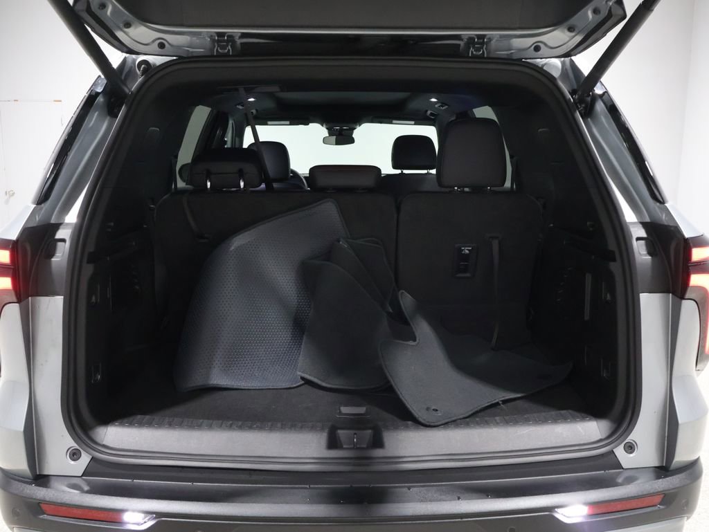 Used 2025 Chevrolet Traverse Z71 image 4