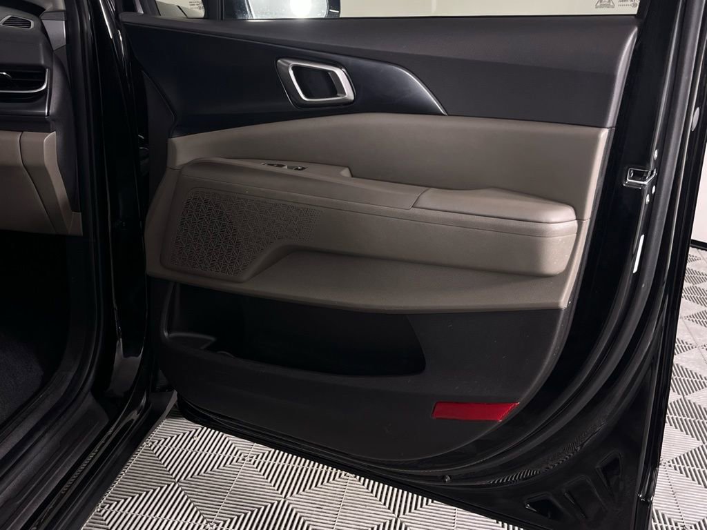 Used 2025 Kia Carnival image 32