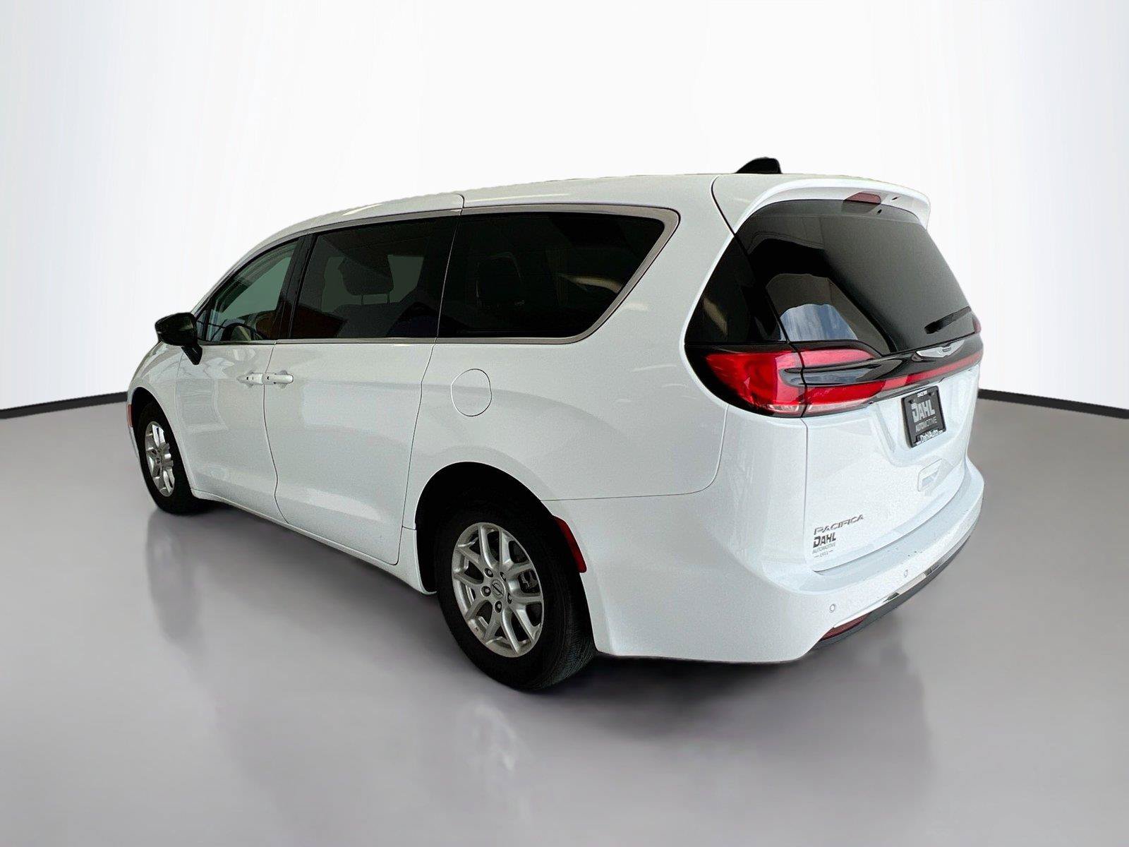 Used 2024 Chrysler Pacifica Touring-L FWD image 10