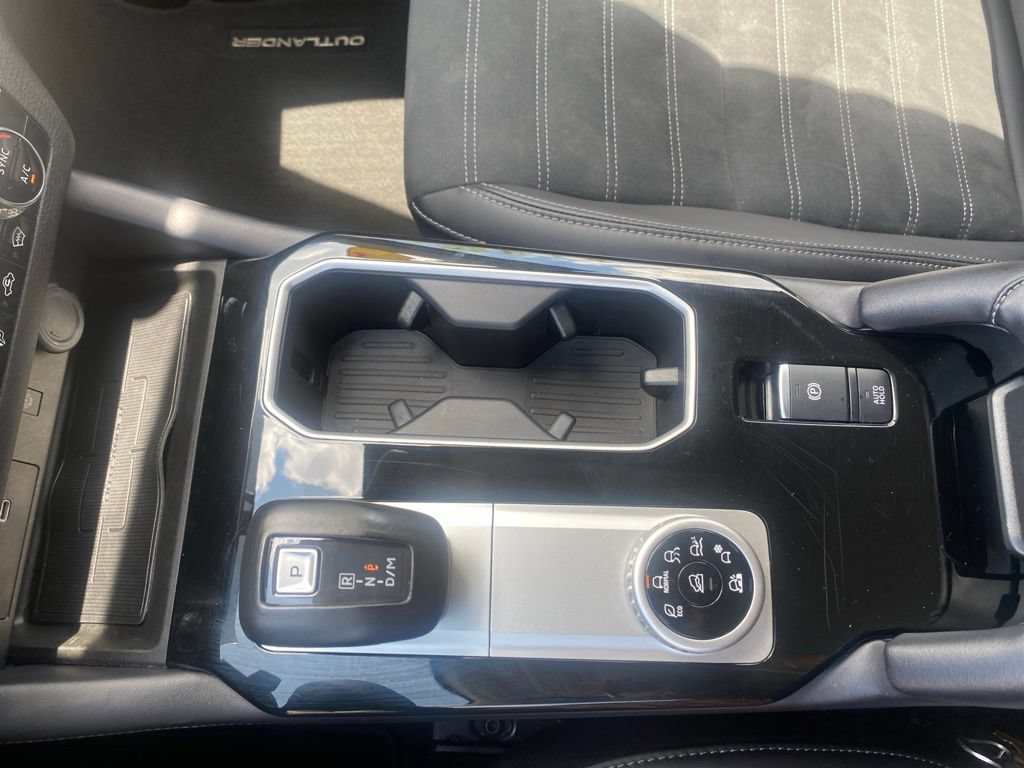 Used 2025 Mitsubishi Outlander SE AWD/4WD image 32