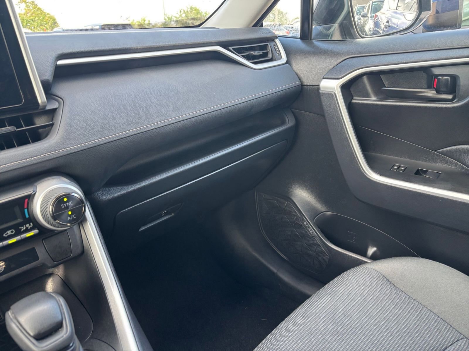 Used 2025 Toyota RAV4 LE image 34