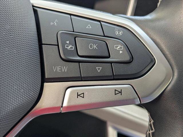 Used 2025 Volkswagen Taos SE w/ Panoramic Sunroof Package FWD image 11