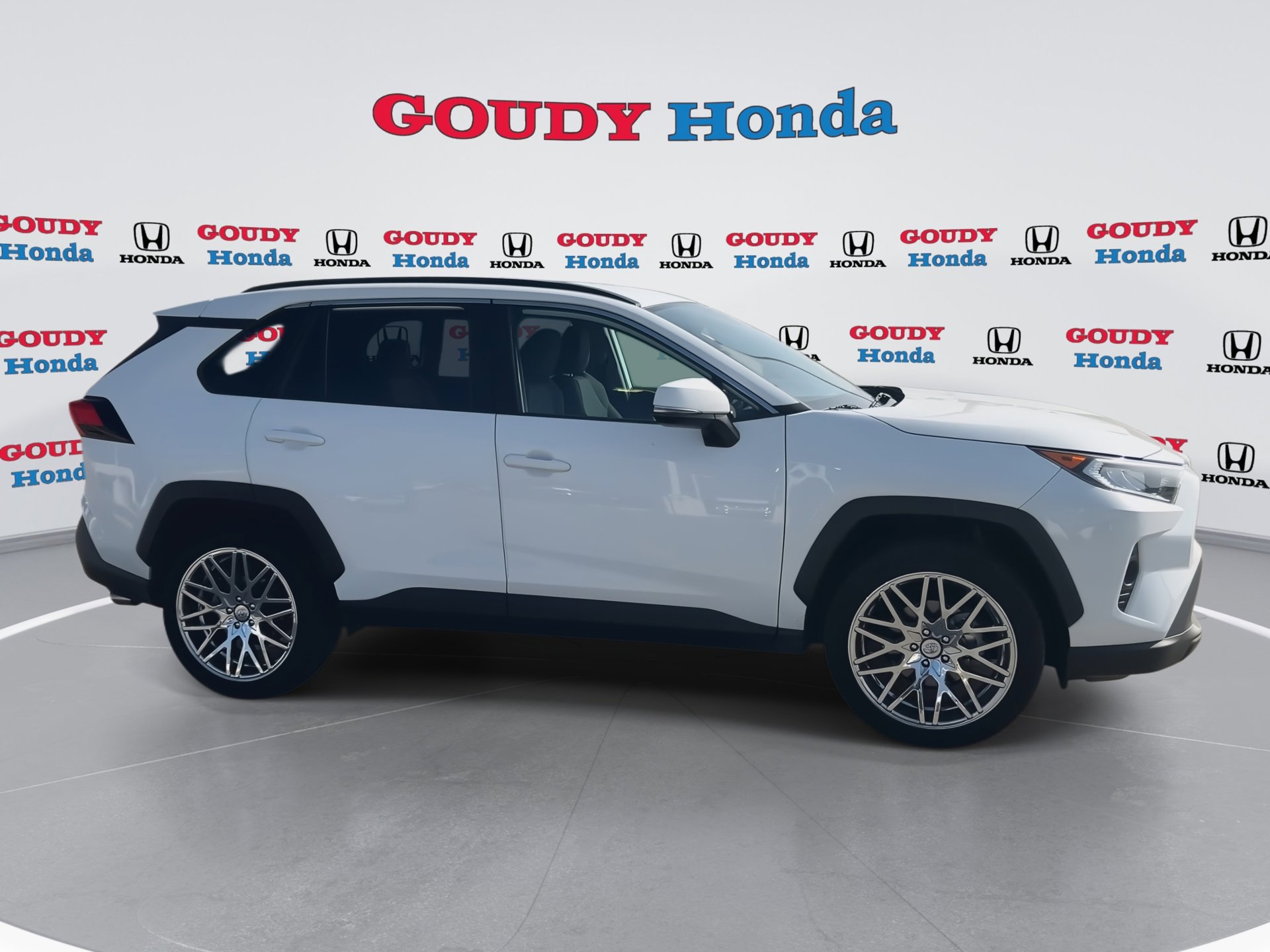 Used 2020 Toyota RAV4 XLE image 2