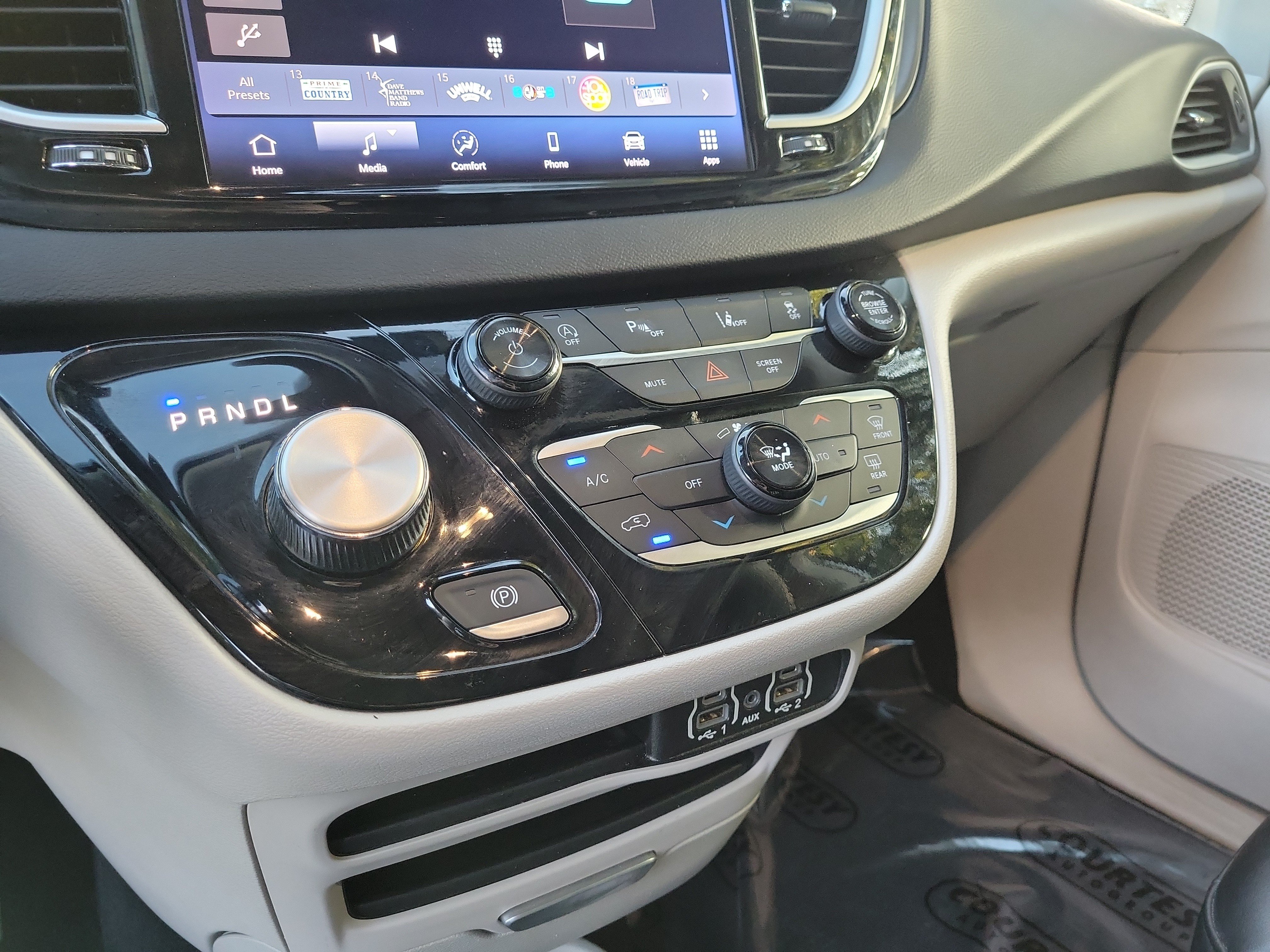 Used 2024 Chrysler Pacifica Touring-L FWD image 22