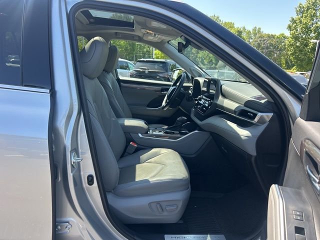 Used 2022 Toyota Highlander Limited FWD image 20