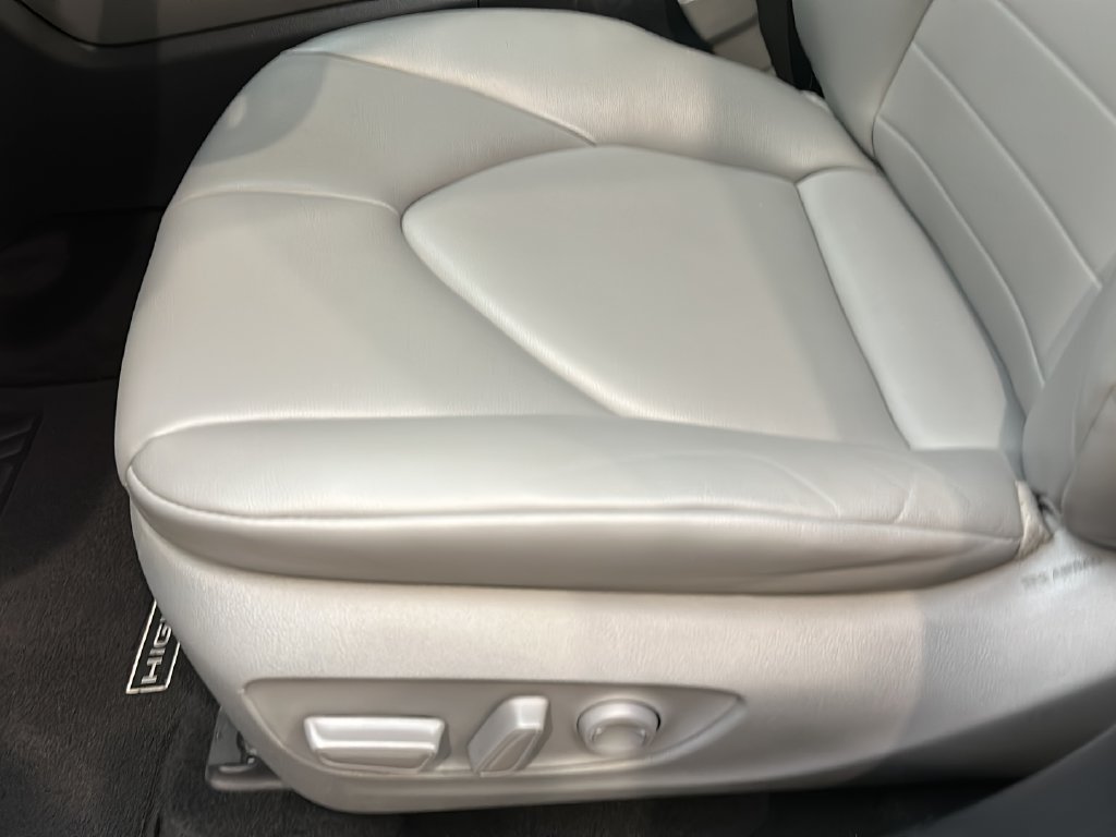 Used 2022 Toyota Highlander XLE AWD/4WD image 12