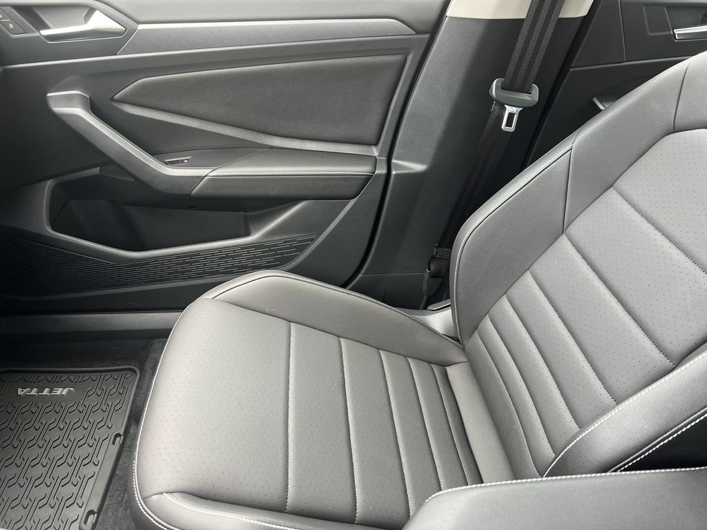 Used 2024 Volkswagen Jetta SE FWD image 29
