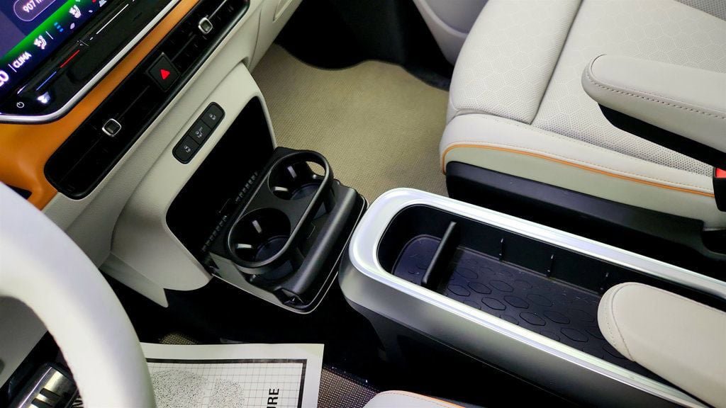 Used 2025 Volkswagen ID. Buzz 1st Edition RWD image 17