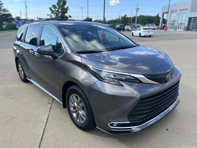 Used 2024 Toyota Sienna XLE image 7