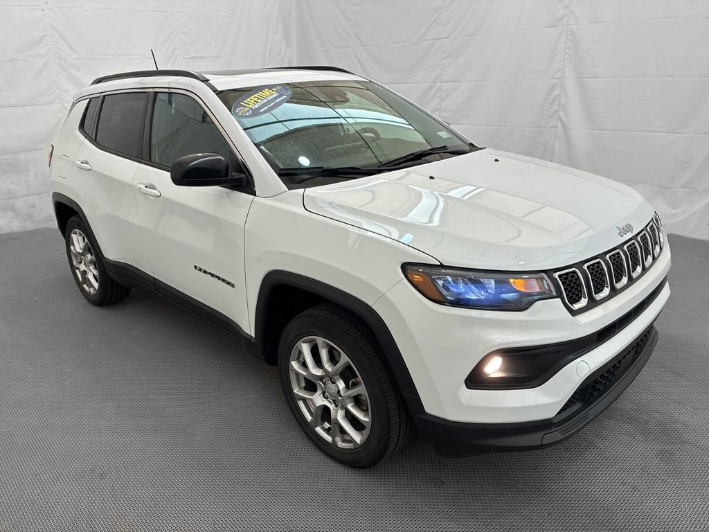 Used 2023 Jeep Compass Latitude w/ Sun and Sound Group AWD/4WD image 10