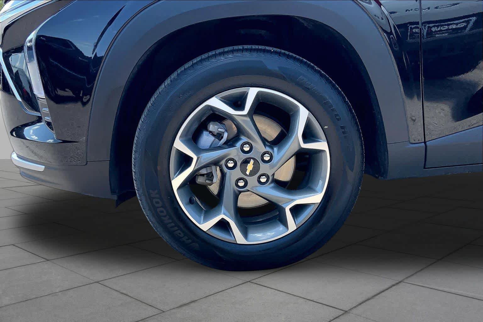 Used 2025 Chevrolet Trax LT FWD image 11