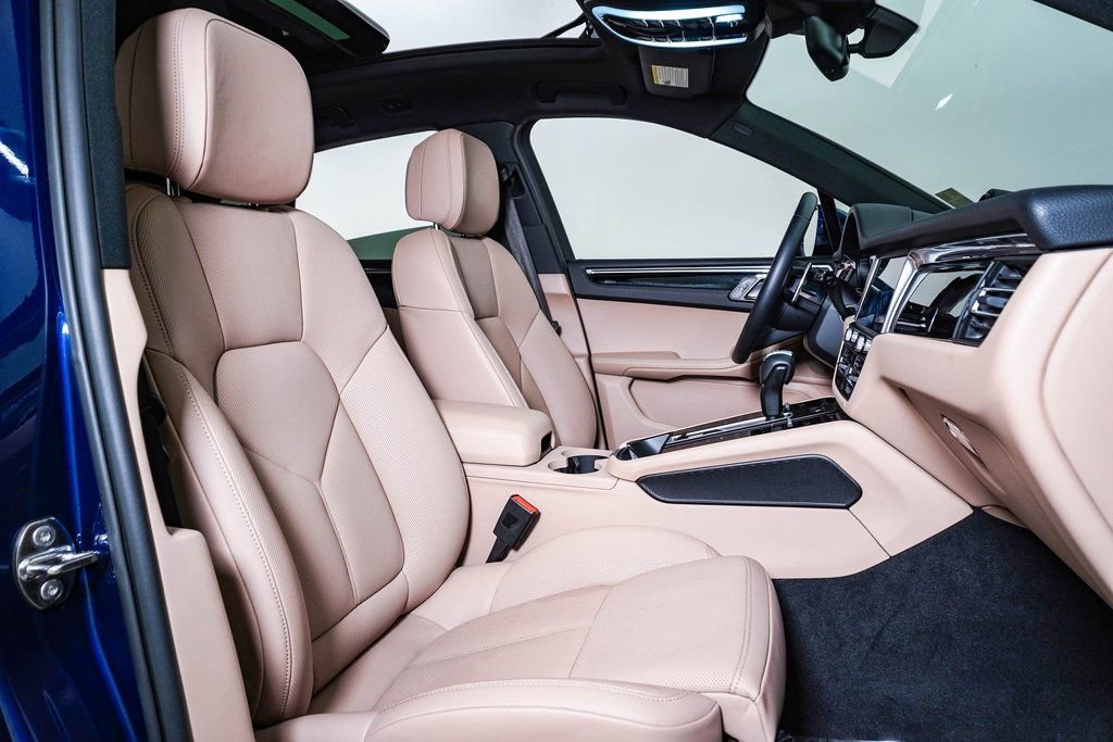 Certified 2025 Porsche Macan image 14
