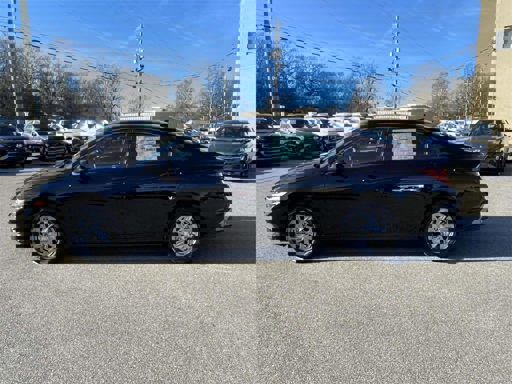 New 2026 Hyundai Elantra SE image 2