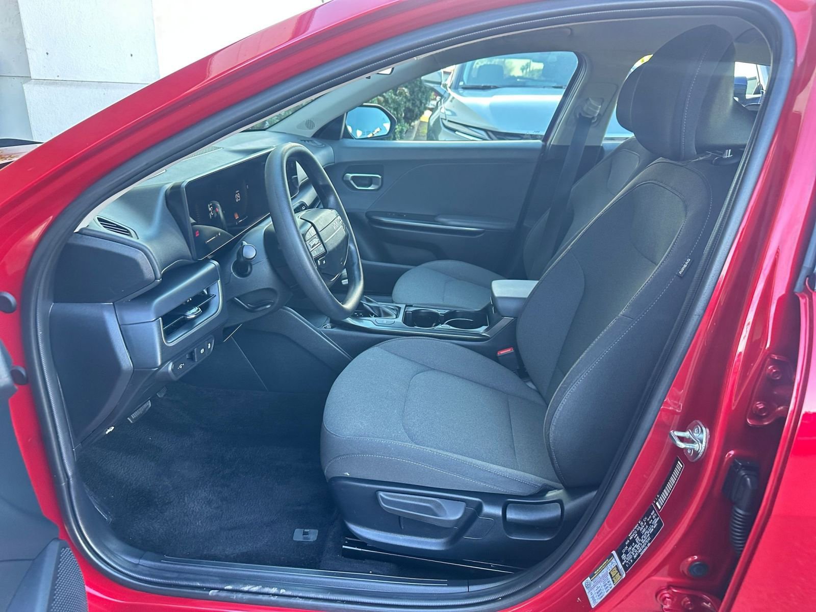 Used 2025 Kia K4 LXS image 28