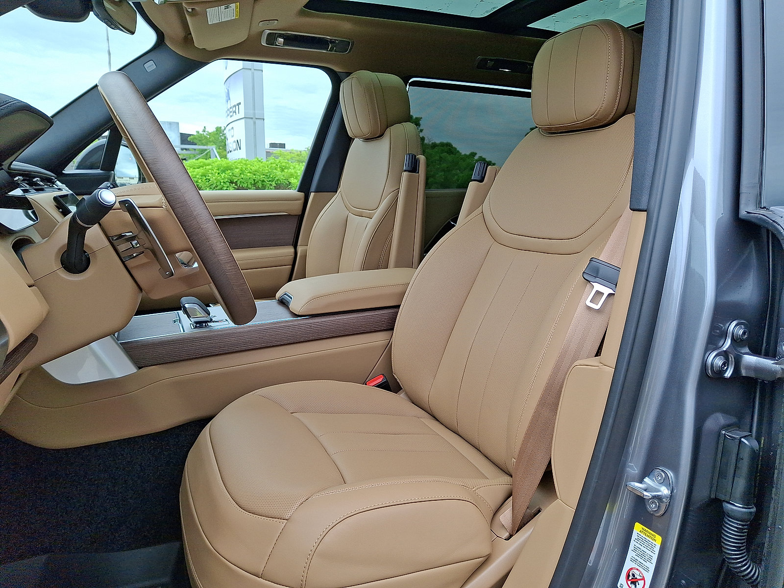 New 2026 Land Rover Range Rover Long Wheelbase SE AWD/4WD image 3