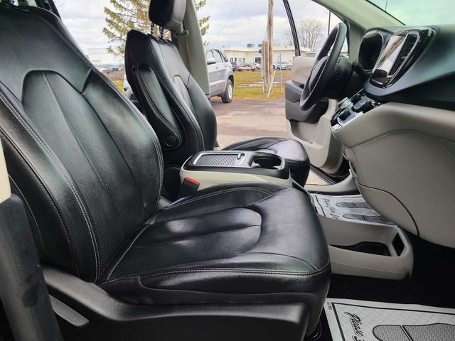 Used 2022 Chrysler Pacifica Touring-L FWD image 19