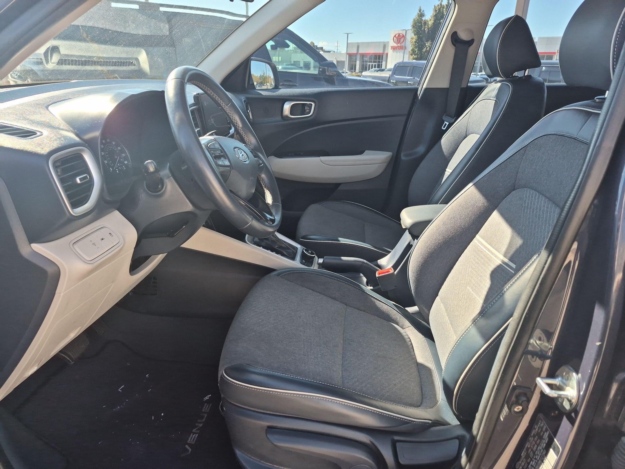 Used 2021 Hyundai Venue FWD image 16