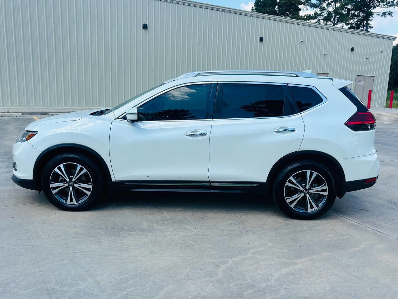 Used 2017 Nissan Rogue SL image 5