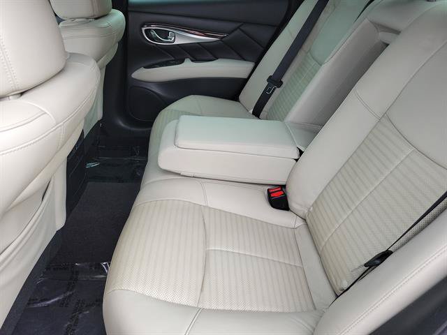 Used 2018 INFINITI Q70 Luxe w/ Sport Package RWD image 7