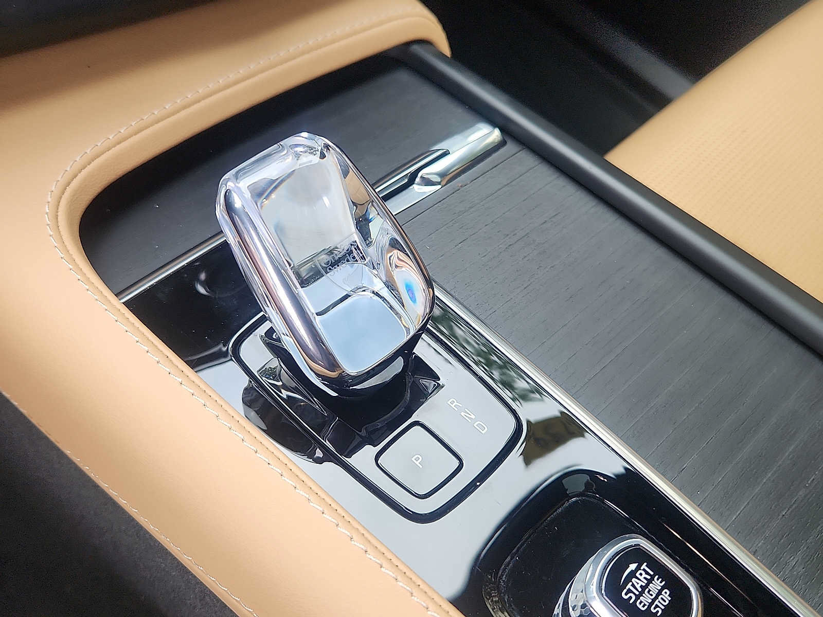 Certified 2024 Volvo XC90 T8 Ultimate w/ Protection Package Premier AWD/4WD image 14