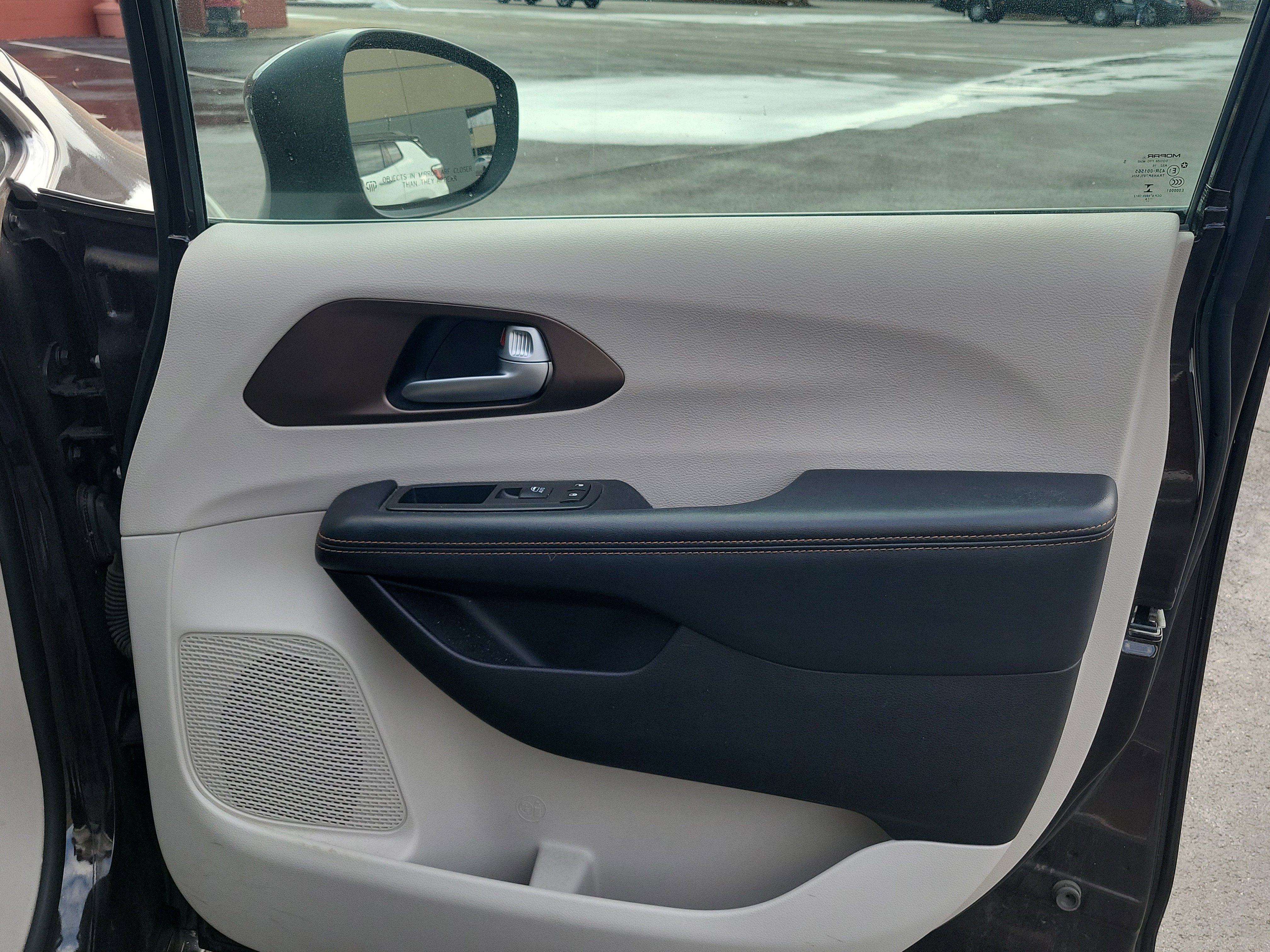 Used 2017 Chrysler Pacifica Touring image 28