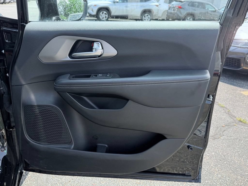 Certified 2025 Chrysler Pacifica Select FWD image 17