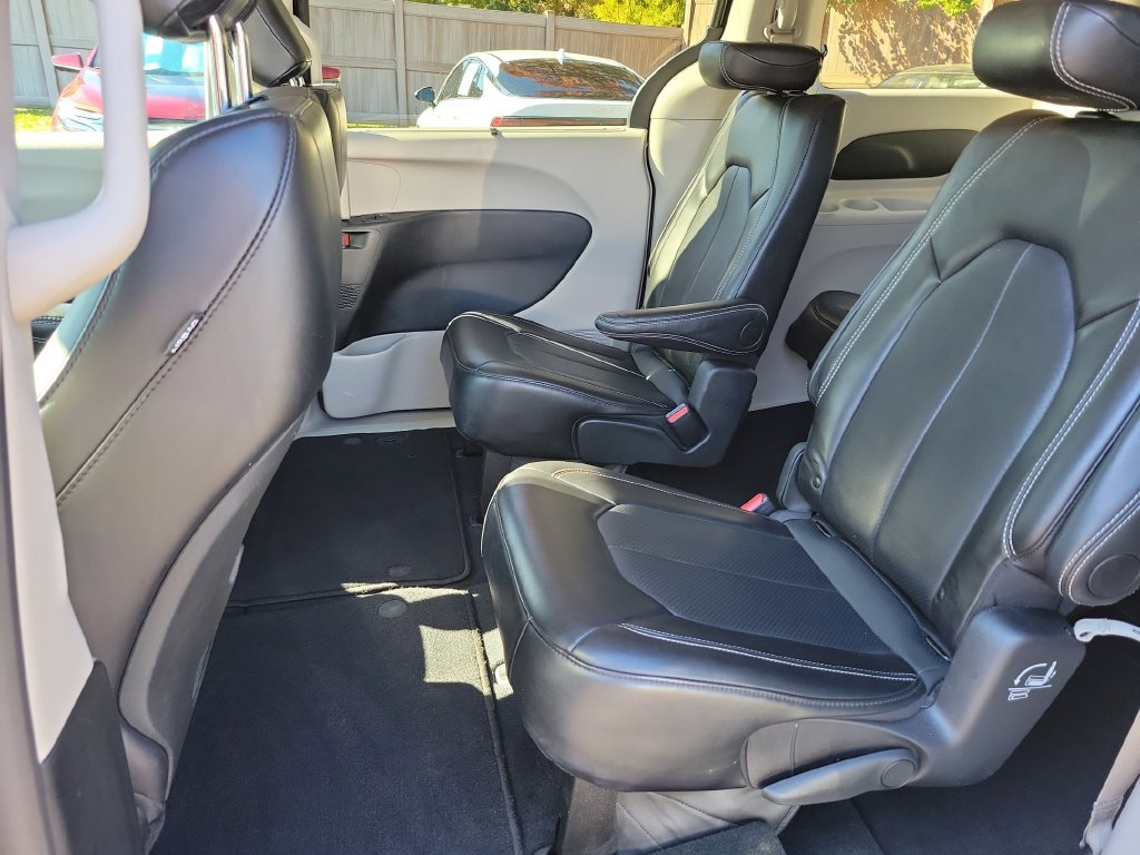 Used 2024 Chrysler Pacifica Touring-L FWD image 18