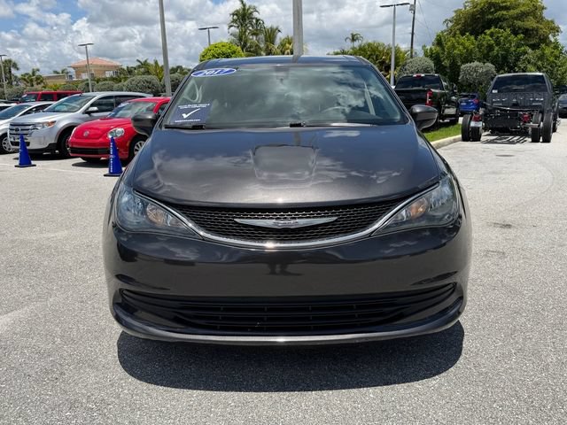 Used 2017 Chrysler Pacifica Touring w/ Tire & Wheel Group FWD image 2