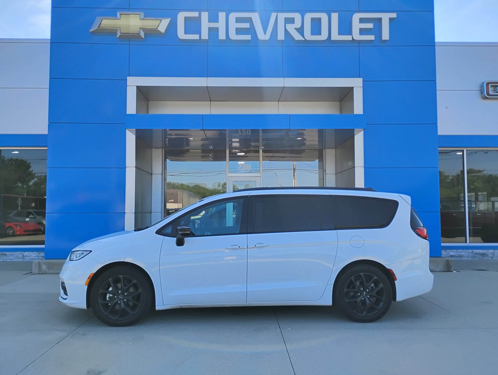 Used 2025 Chrysler Pacifica Limited FWD image 11
