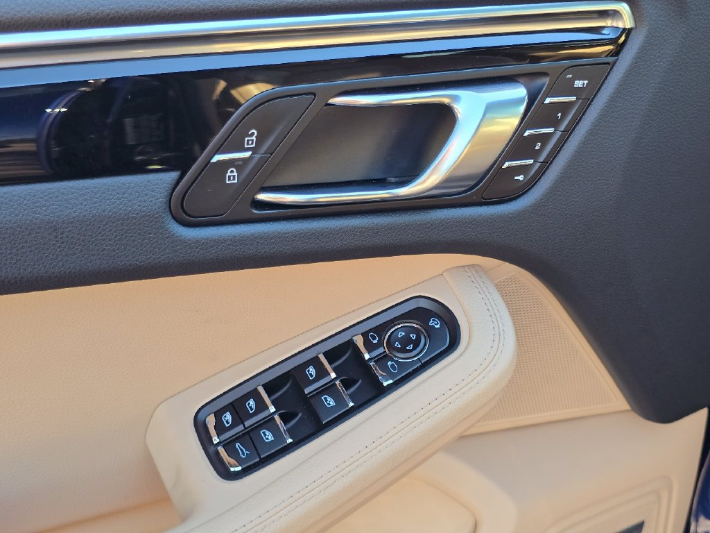 Used 2025 Porsche Macan AWD/4WD image 19